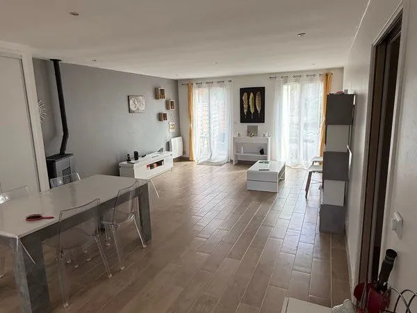 Maison meublée rénovée - 75 m² - 2 chambres, jardin et garage