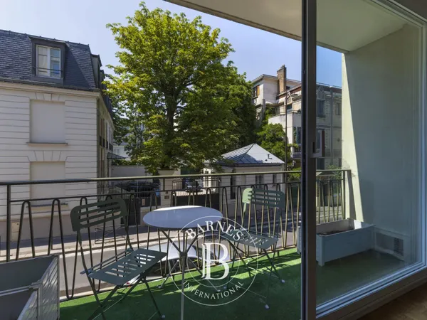 Paris 16 - Auteuil - Grand studio avec balcon