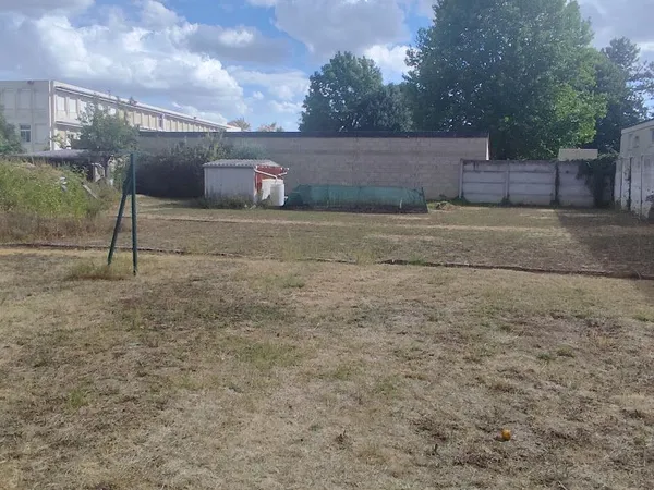 Terrain plat et clôturé de 859 m² - Villeneuve-Saint-Germain
