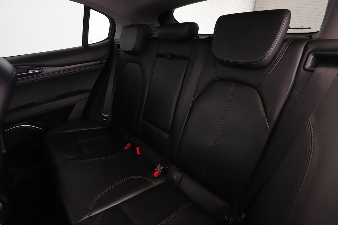 Alfa Romeo Stelvio 2.2 Diesel Executive AT8 — photo 13