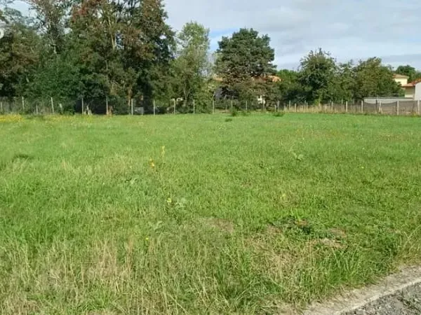Terrain 817 m²