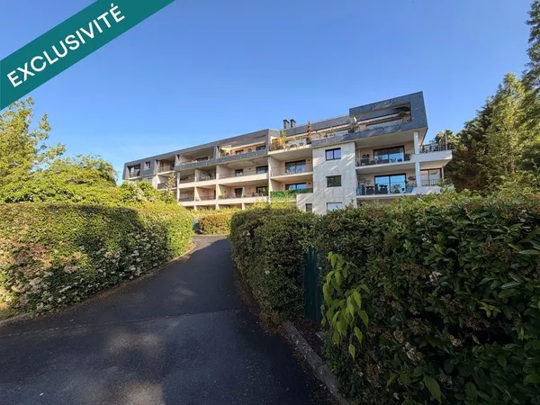 Appartement avec deux terrasses et deux parkings.