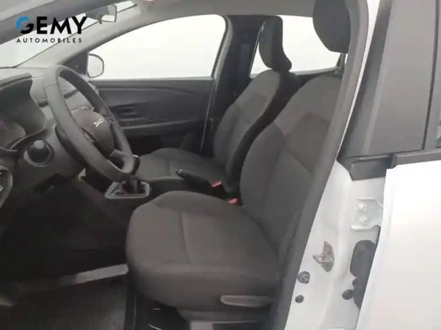 Dacia Sandero sce 65 — photo 9