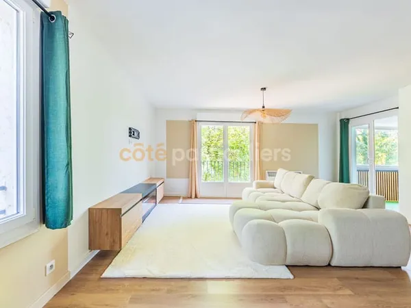 LA ROCHE SUR YON -- APPARTEMENT 74 M2 -- GRAND SEJOUR -- 2 CHAMBRES -- CENTRE VILLE -- STATIONNEMENT