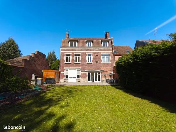 Maison bourgeoise en plein centre ville - 9 pièces - jardin 700m² -
