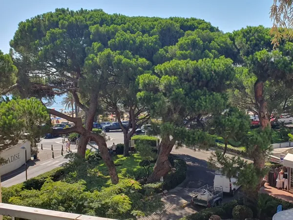 Appartement 50 m² traversant idéalement situé à vendre au Lavandou