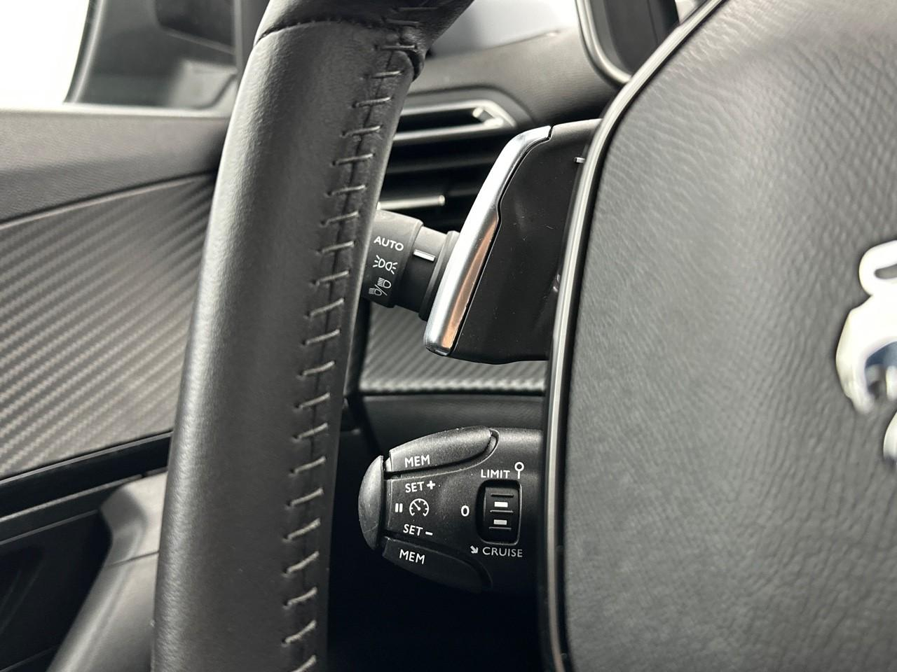 Peugeot 2008 puretech 130 s&s eat8 allure pack — photo 19