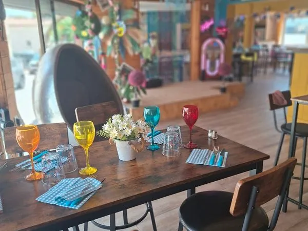 Restaurant bar dans une calanque