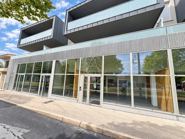 Castelnau-le-Lez - Local commercial en RDC avec terrasse et ja