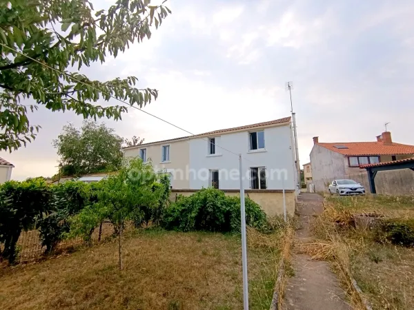 Maison de ville rénovée de 100 m² avec jardin de 600 m² et dépendance
