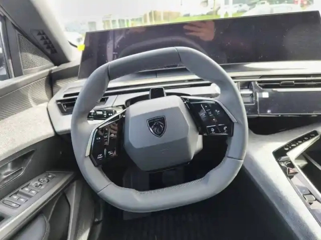 Peugeot 3008 hybrid 145 e-dcs6 — photo 29