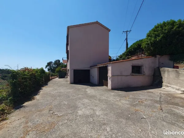 Montaleigne : 72 m² à réinventer, terrasse sans vis-à-vis et deux stationnements