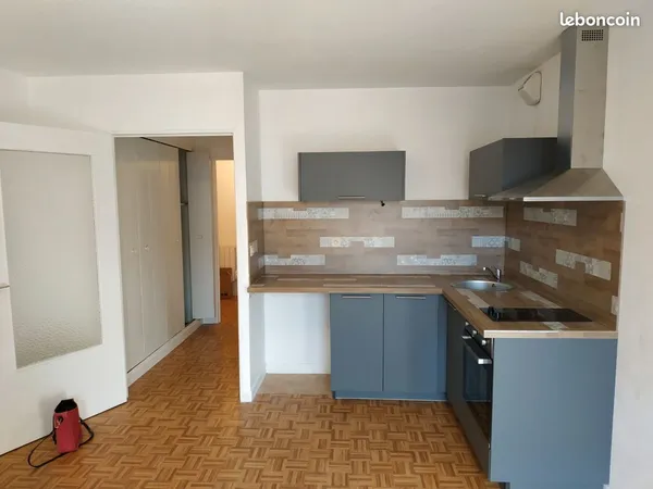 Appartement T2 résidence et parking sécurisés secteur Courtais