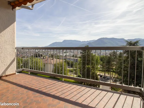 Dernier étage avec panorama exceptionnel sur le lac d'Annecy et les montagnes