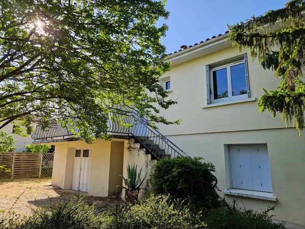Dans un quartier calme, Maison sur sous-sol aménagé avec 4 chambres, terrain clos et arboré. Piscine