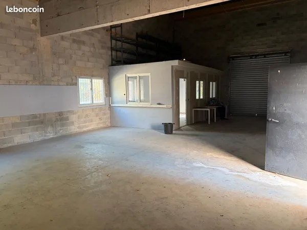 Local d’activité et entrepôt Location Tourrettes  125m² 980€