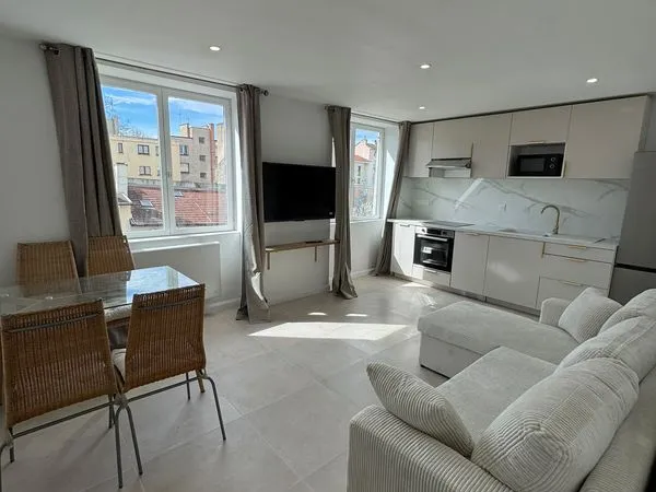 ⭐ T2 bis meublé haut de gamme - 48 m² - Entièrement rénové - Parking privé - Verrière bureau/dressin