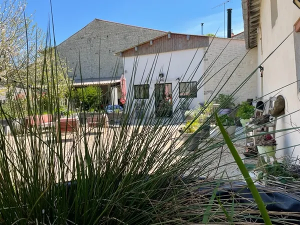 Vends ancien corps de ferme rénové en Charente Maritime - 6 chambres, 362m², Marsais (17)