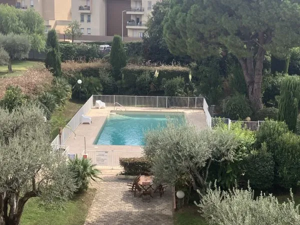 Studio refait à neuf en 2025 avec belle terrasse donnant sur piscine et espaces verts ;Proximité des