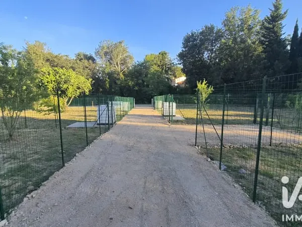 Terrain 217 m²