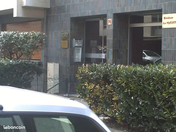 Appartement entre Coubertin et Macombes de 90 M2 au rez de chaussée avec double garage communiquant