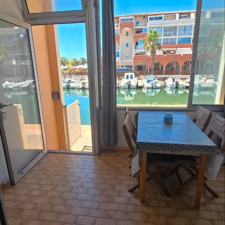 Appartement pieds dans l'eau en bord de marina + parking