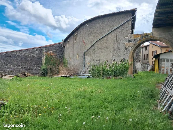 Grange 160 m2 ,20 mètres de longueur,Tallende ,rare et atypique