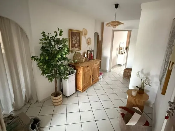 Grand T3 lumineux de 80 m² avec balcon, situé au dernier étage d'une petite résidence calme en centr
