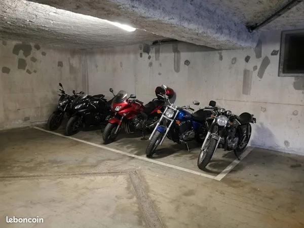 Emplacements Motos / Scooters / Vélos cargo dans Parking Sécurisé