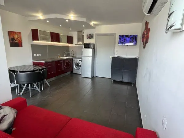VENTE appartement dernier étage / rénové en 2023 / vue dégagé / parfaitement placé / piscine / solar