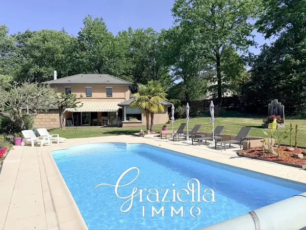 Maison d'architecte avec piscine, dépendance et cabane perch