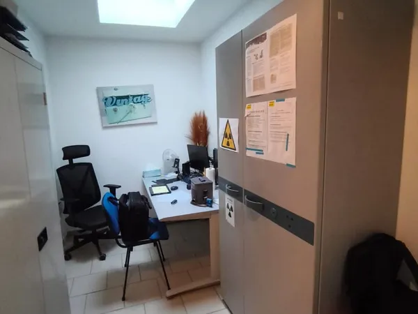 Immeuble composé d'un local Commercial et d'un T2 meublé tous