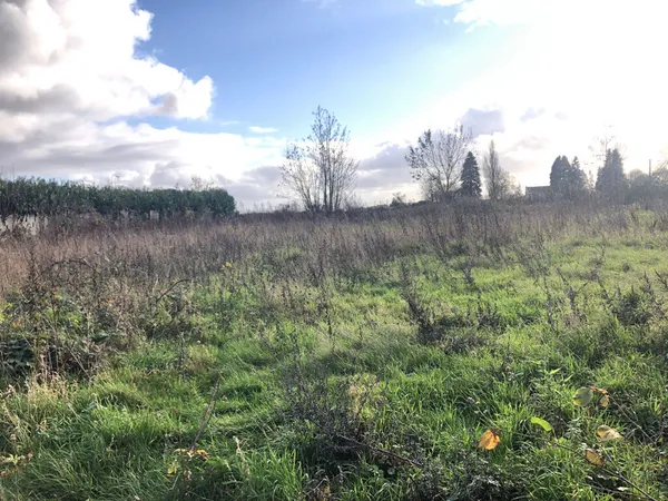 JOLI TERRAIN À BÂTIR CLOS ET VIABILISE D' UNE SURFACE DE 970