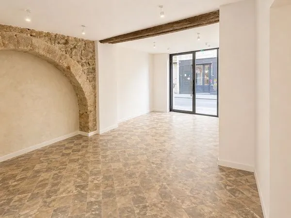 à louer - local commercial centre-ville orange (84100)