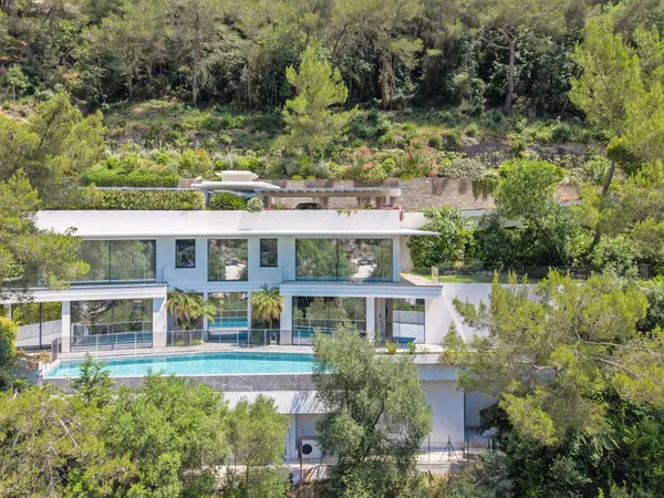 VILLA CONTEMPORAINE AVEC VUE MER PROCHE MONACO