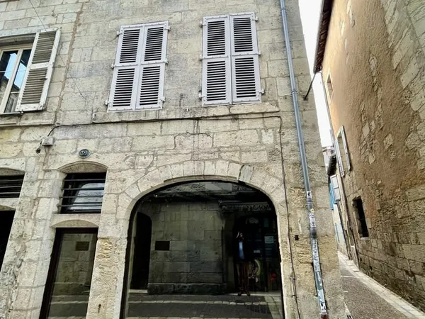 PÉRIGUEUX - SECTEUR HISTORIQUE - IMMEUBLE DE CARACTÈRE