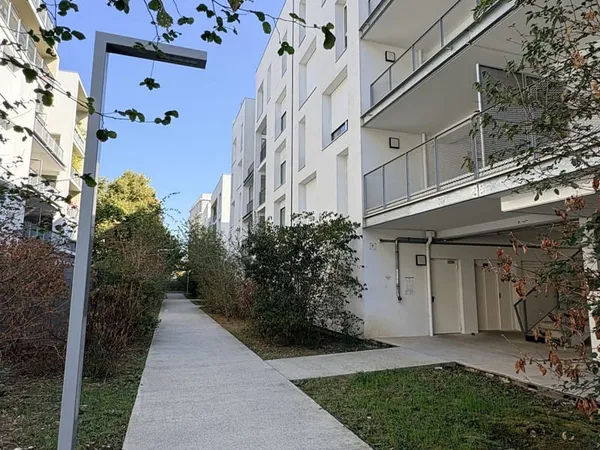 BEAU T2 AVEC BALCON ET GARAGE