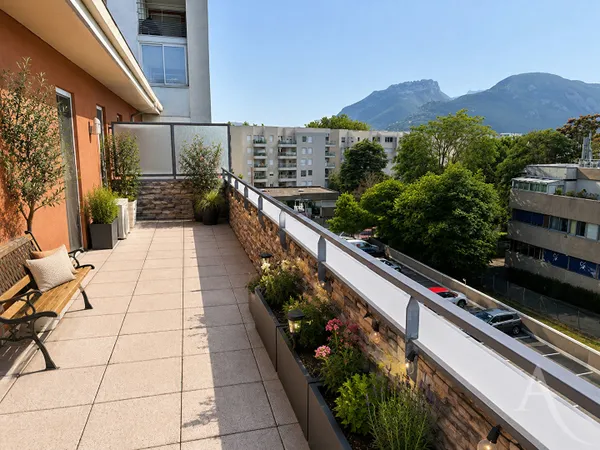 A VENDRE T-4 EN DERNIER ÉTAGE AVEC TERRASSE DE 92 M² ET JACUZZI