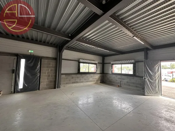 Local d’activité et entrepôt Location Villeneuve-Tolosane  730m² 5905€