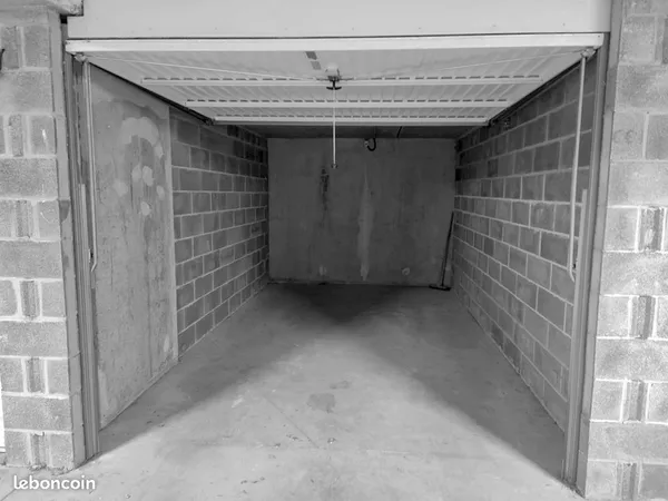 Grand Garage Box fermé porte XL (2.5m) - Lille Grand Palais / Sophora