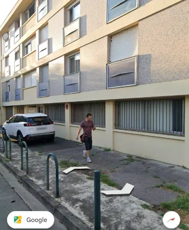 Local professionnel et trois places de stationnement