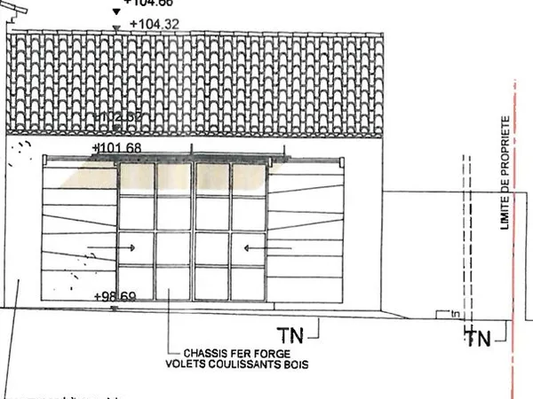 Hangar à habitabiliser avec jardin au coeur du village