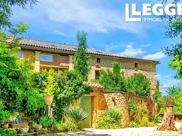 Un lieu unique avec potentiel, mas provençal sur plus de 3,3 ha de terrain, proche rivière Cèze, à 2