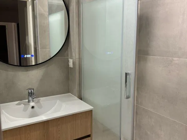 Chambre avec terrasse privée Coloc à neuf + Ménage inclus (Tram / Flanades)