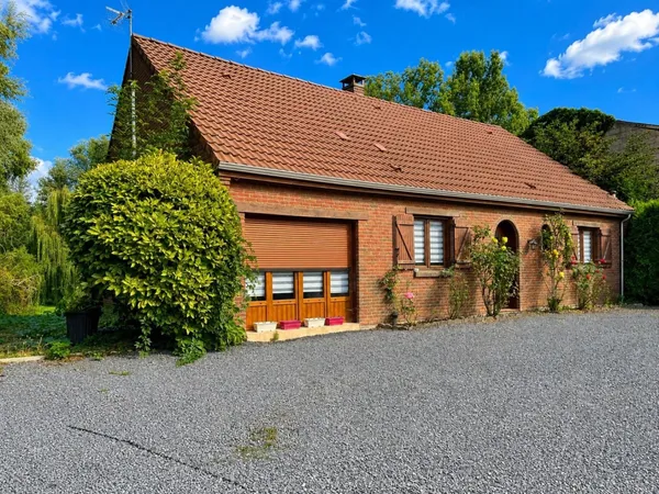 ? Un cadre paisible, de beaux volumes et plus de 3 000 m² de terrain... le coup de coeur pourrait bi