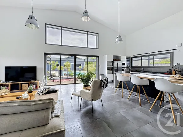 Maison 5 pièces 336 m²