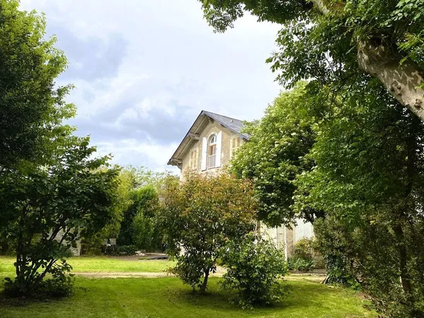 MAISON DE CARACTERE AVEC DEPENDANCE ET JARDIN