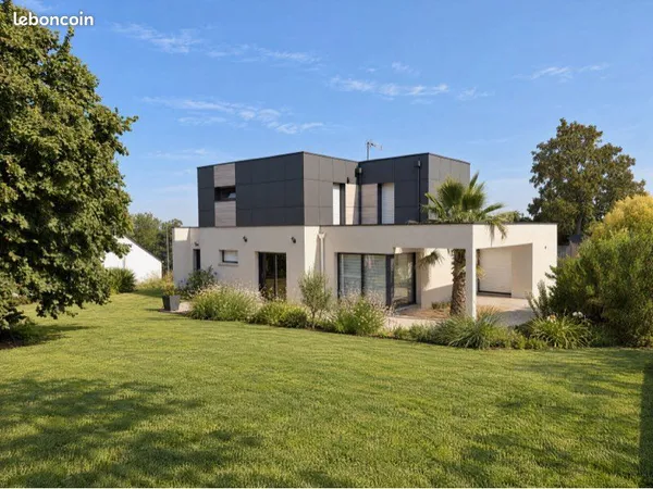 Maison contemporaine de 2015 - 141 m² - Terrain de 2 000 m²