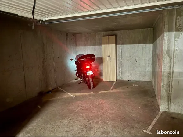 Emplacements moto dans un box fermé et sécurisé