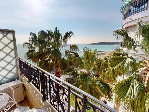 Magnifique studio avec balcon vue mer et garage plein centre de Menton
